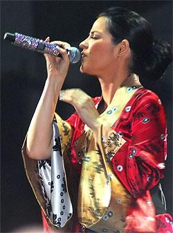 Microfonul lui May - LuV mY AnNiE - Maite Perroni