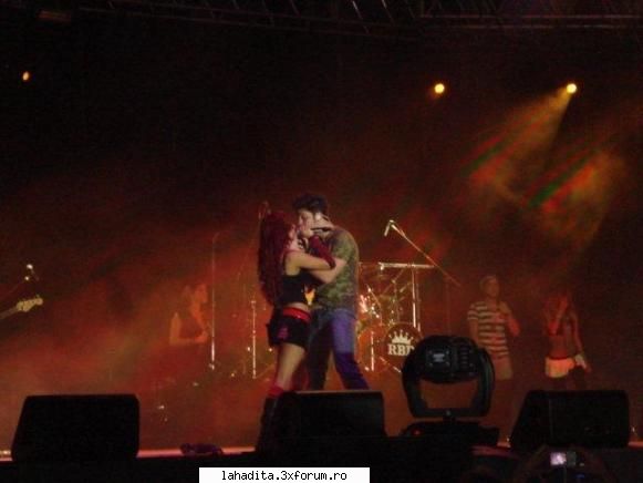 :cool:  :cool:  :cool:  :cool: poze cu saruturi din concerte